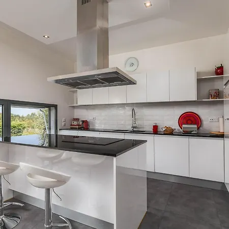 Luxury Villa- Pool, Garden, Total Privacy 别墅