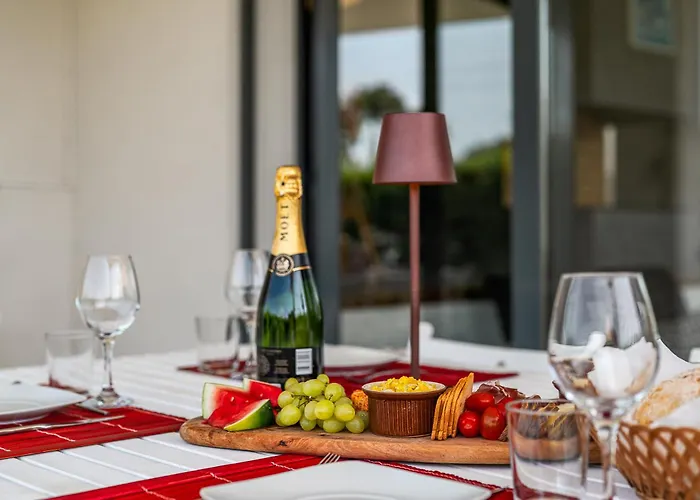 Luxury Villa- Pool, Garden, Total Privacy سيسيمبرا